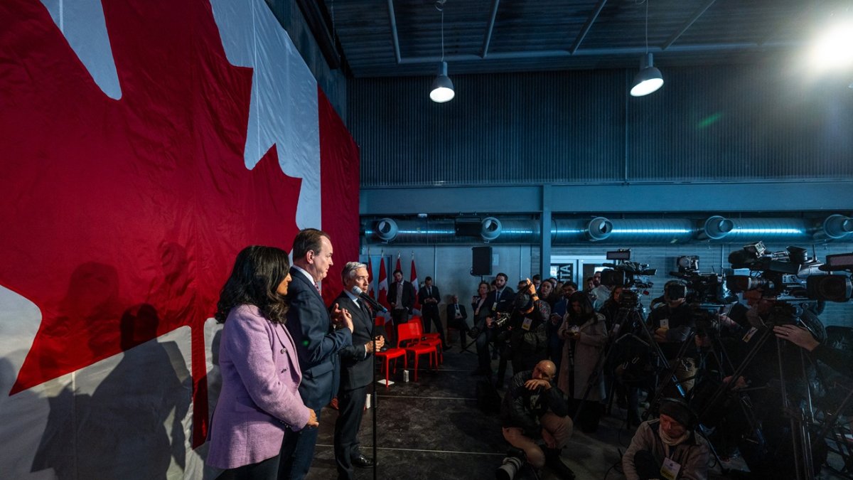 La ministra de Transporte, Anita Anand, el ministro de Empleo, Steven McKinnon, y el ministro de Innovación, Francois-Philippe Champagne hablan con los periodistas, en Toronto, Canadá.