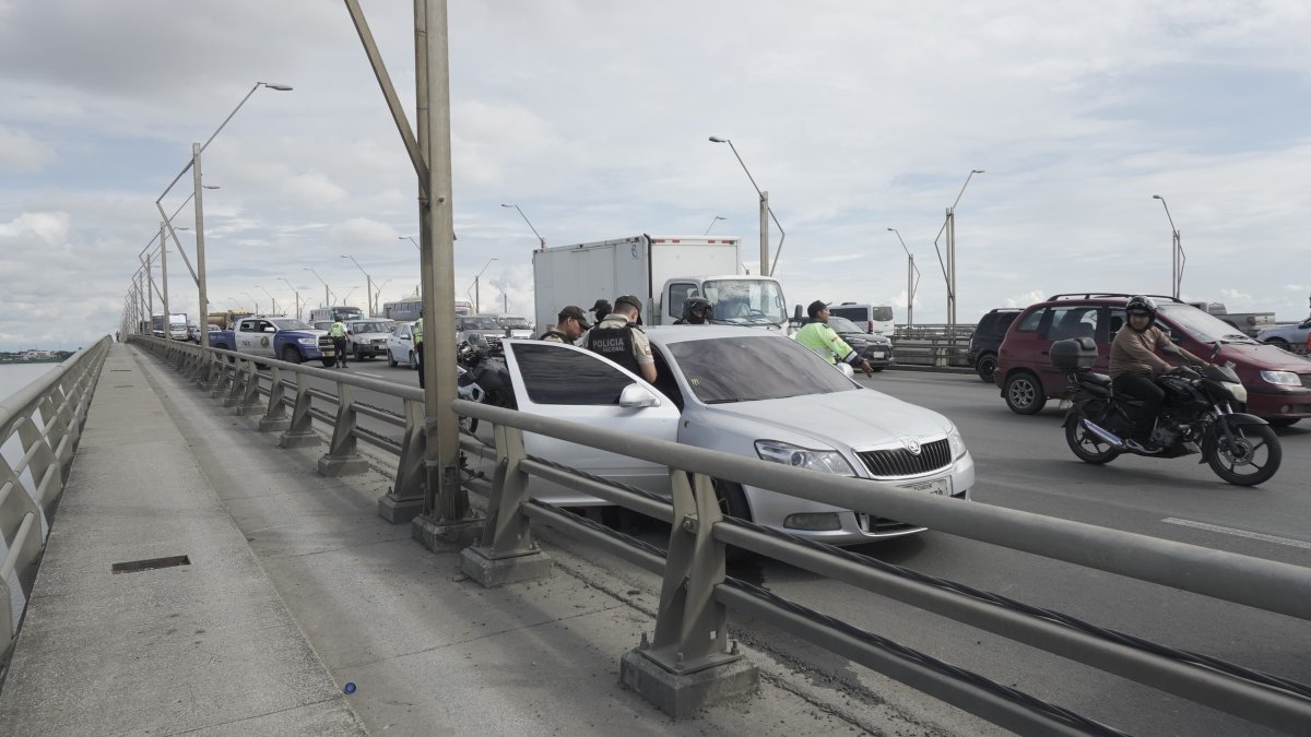 Hecho. Vehículo que se convirtió en el blanco de los antisociales, ayer.