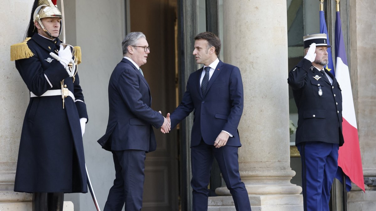 El presidente Emmanuel Macron, da la bienvenida al primer ministro británico, Keir Starmer, antes de una cumbre informal de líderes europeos para discutir la situación en Ucrania.