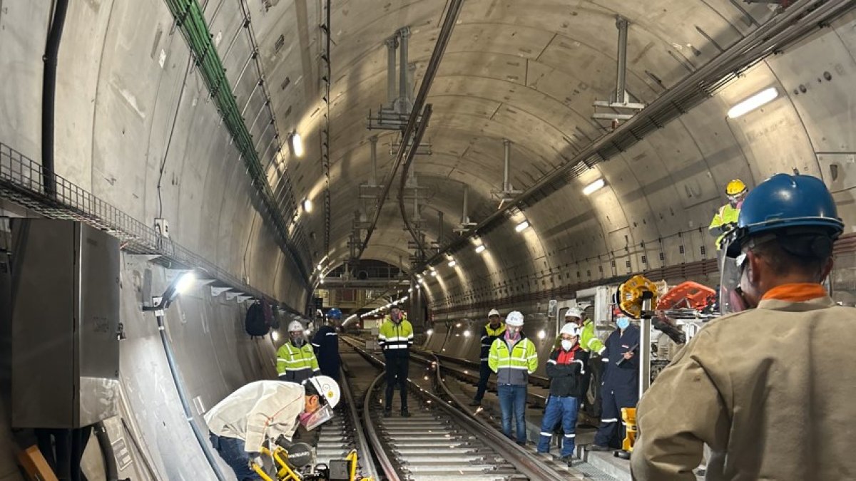 En el riel se hizo una una soldadura exotérmica.