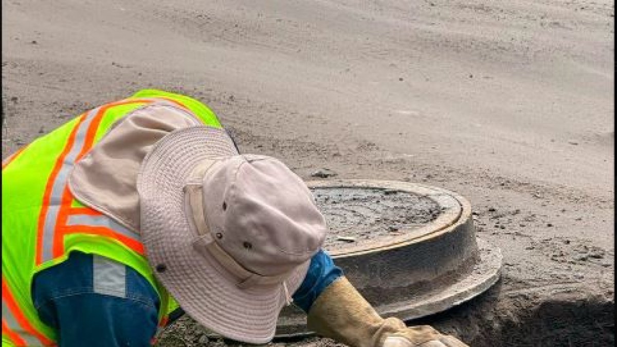 En Carcelén personal de la Epmaps suspendieron una conexión ilegal.