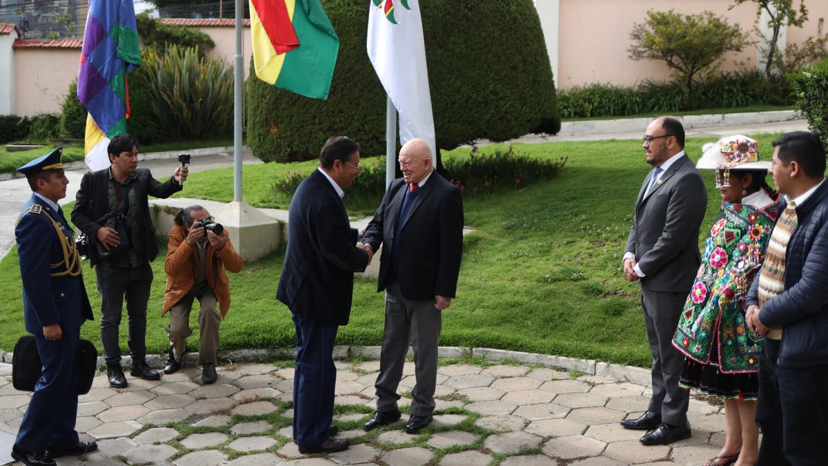 El presidente de Bolivia Luis Arce (c-i), saluda al presidente del Tribunal Supremo Electoral (TSE), Oscar Hassenteufel, previo a una reunión multipartidaria este lunes, en La Paz (Bolivia).