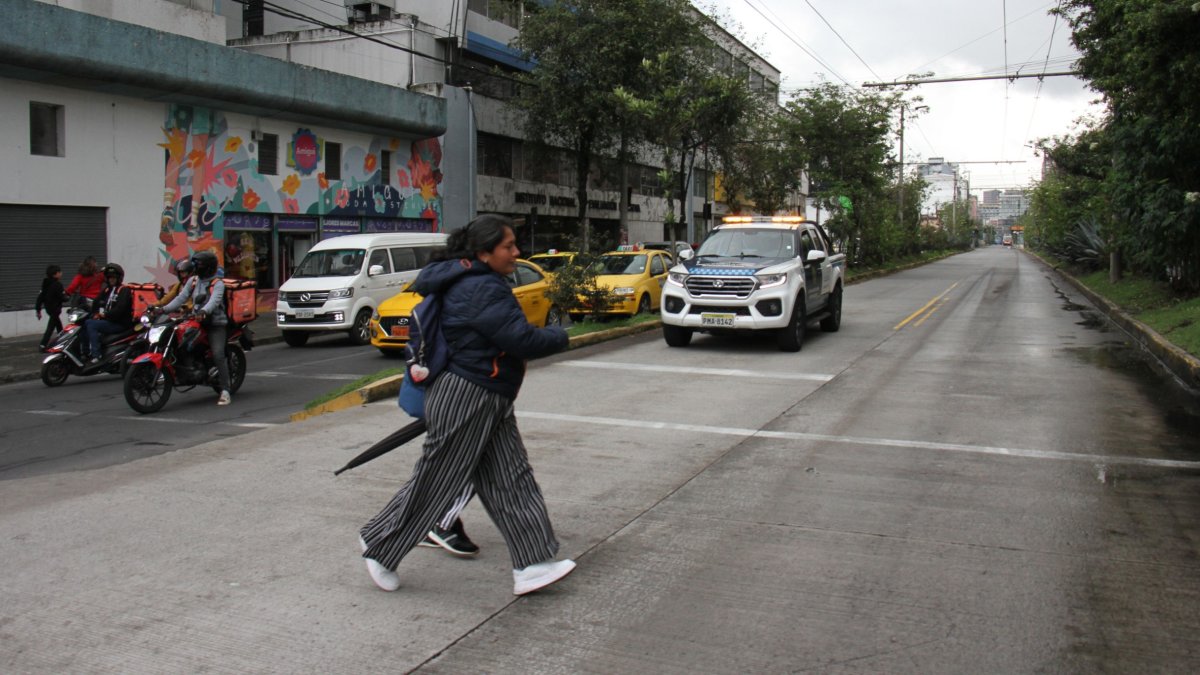 Para cruzar la 10 de Agosto y Colón, los peatones agilizan el paso. En la zona una mujer fue atropellada.