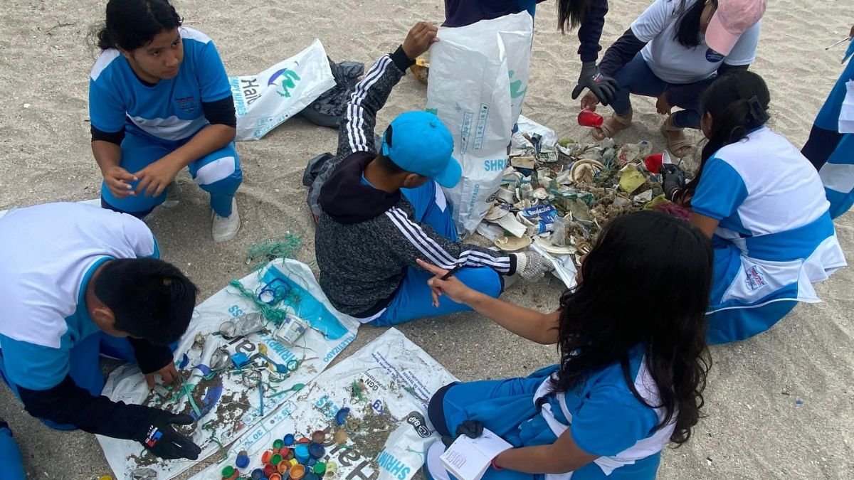 ONG. Amiguitos del océano busca crear una economía azul que ayude a reducir la contaminación en las playas.