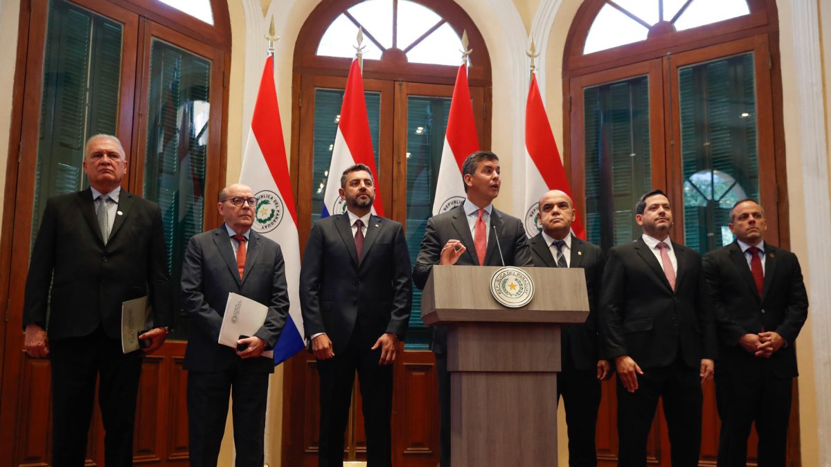 El presidente Santiago Peña (c), junto al Fiscal General del Estado, Emiliano Rolón, el presidente de la Corte Suprema de Justicia, César Diesel, en la conferencia de prensa, en Asunción.