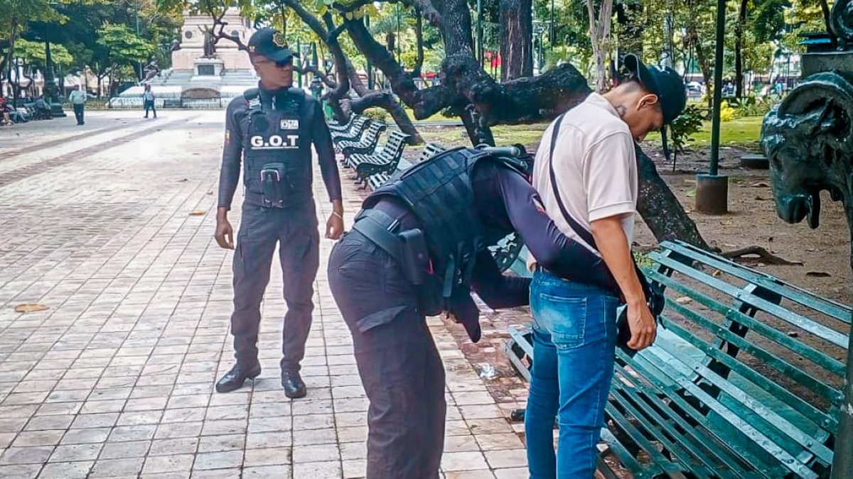 Referencial. Los agentes metropolitanos realizan revisiones a ciudadanos