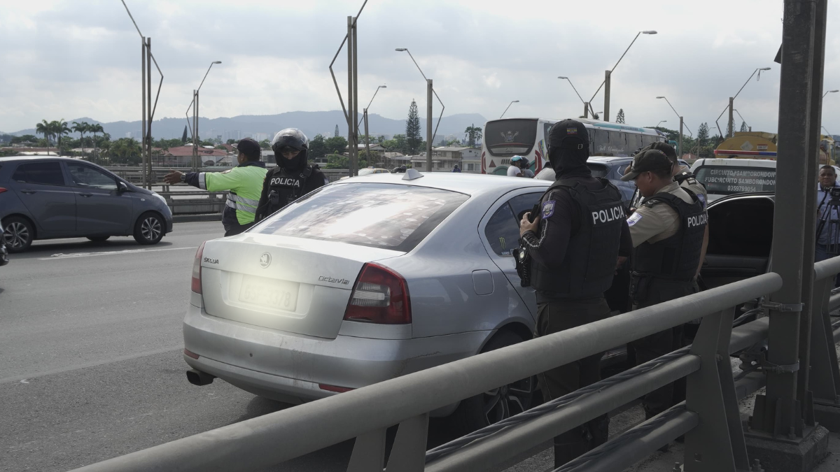 Balean a 2 personas que se encontraban en un vehículo plateado.