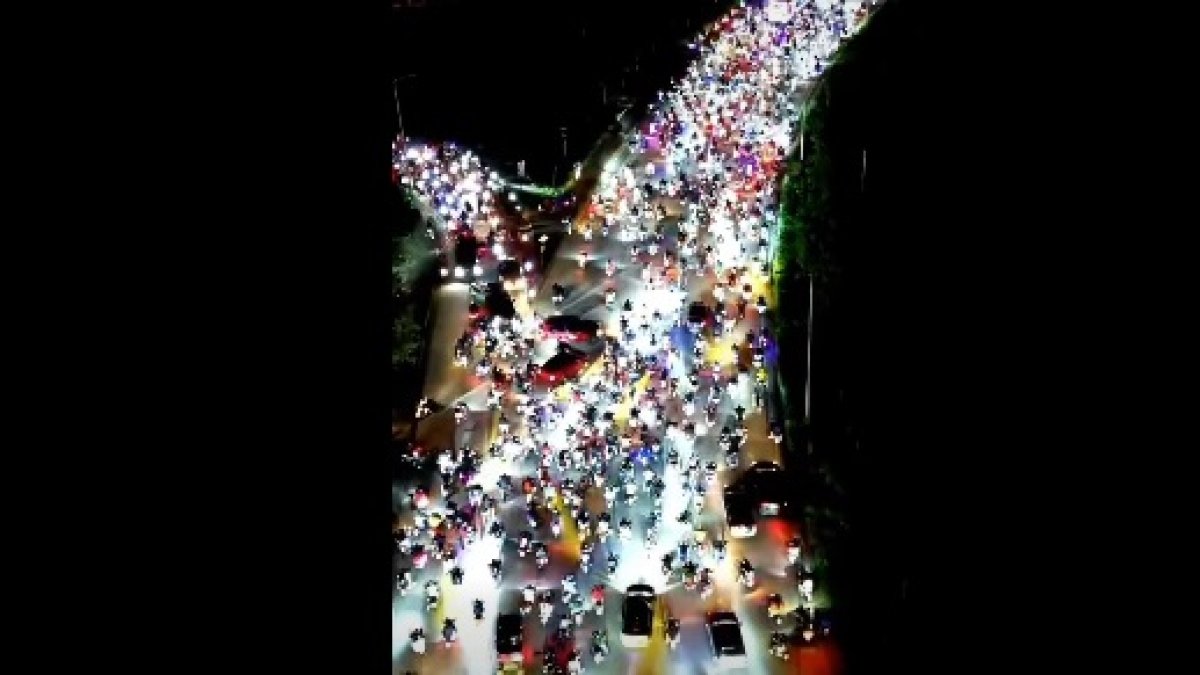 Decenas de motociclistas circularon en grupo por diversas calles de Guayaquil durante la noche del lunes 17 de febrero.