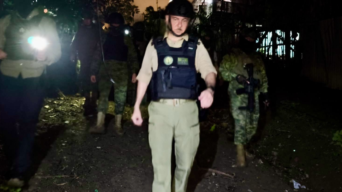 Giancarlo Loffredo, ministro de Defensa, durante la operación en el barrio El Florón, supervisando las acciones de las fuerzas militares.