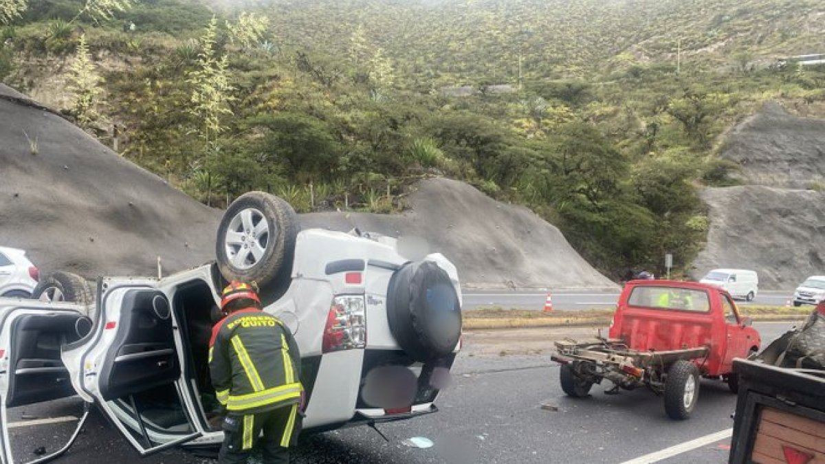 Se registró un accidente de tránsito en la vía Guayllabamba - Quito y se encuentra parcialmente habilitada.