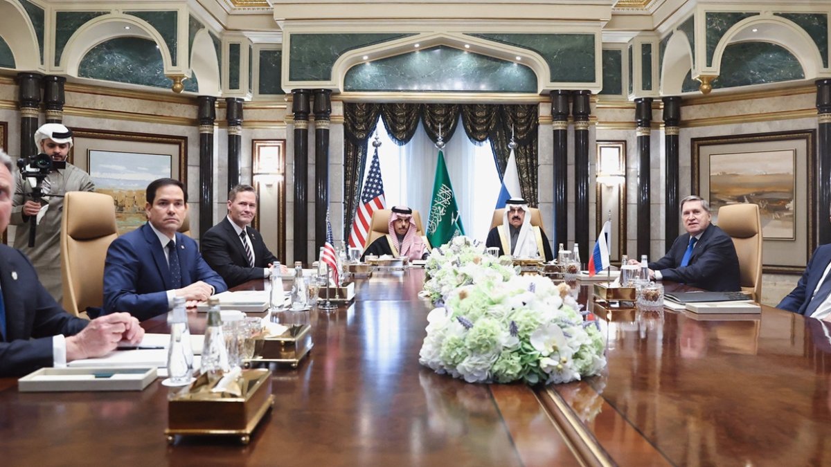 Las delegaciones de EE.UU. y Rusia, con el secretario de Estado, Marco Rubio, y el ministro de Exteriores ruso, Serguéi Lavrov, a la cabeza.