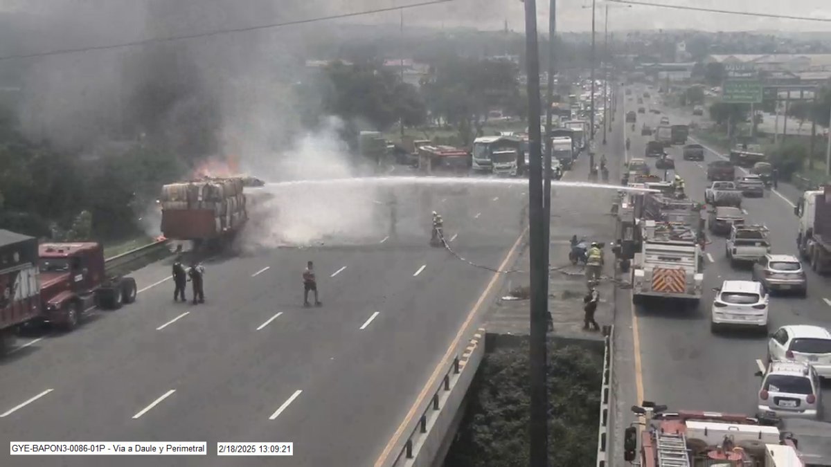 Personal del Cuerpo de Bomberos de Guayaquil atendieron la emergencia en la vía Perimetral, la tarde de este martes 18 de febrero.