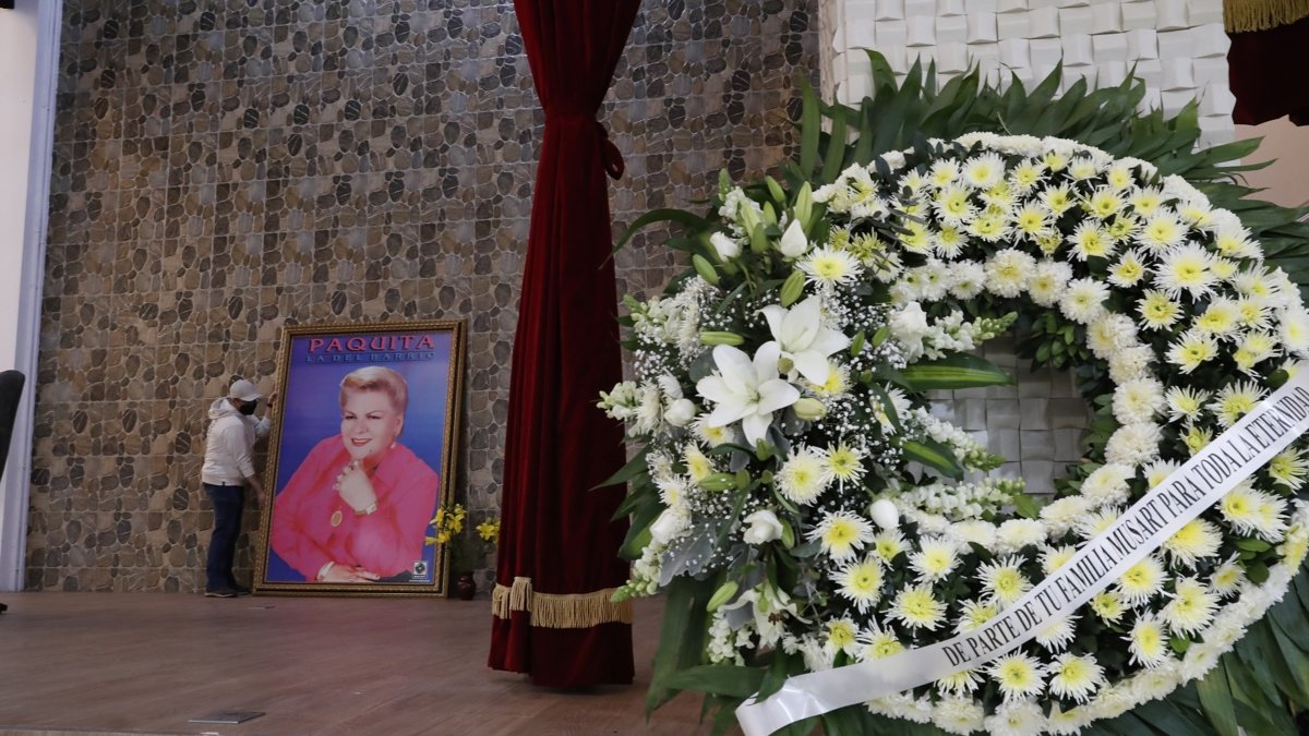 Un hombre sostiene un cuadro durante los preparativos para un homenaje póstumo a la cantante mexicana Paquita la del Barrio este martes, en Ciudad de México (México).