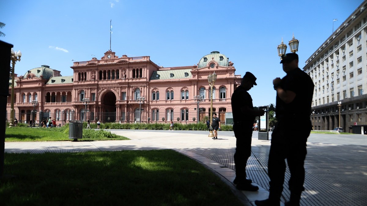 Buenos Aires. Policías custodian frente a la Casa Rosada este lunes. El Gobierno de Javier Milei se encuentra en medio de una polémica.