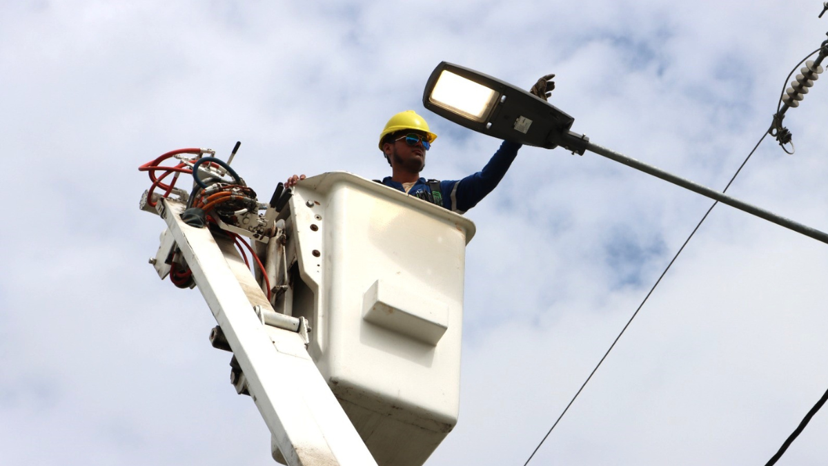 Los técnicos de CNEL instalan luminarias en Salitre.