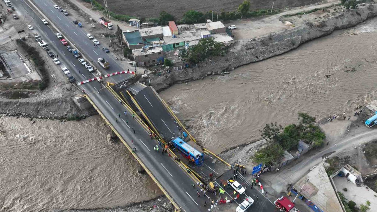 Lima. El puente colapsado en la carretera entre Lima y el mega puerto de Chancay.