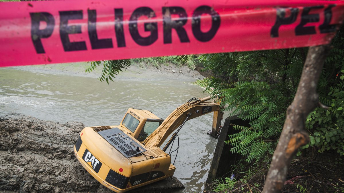 Maquinaria interviene canal.
