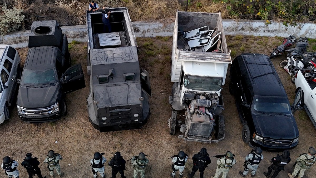 Elementos del Ejército Mexicano, la Guardia Nacional y la Secretaría de Seguridad de Jalisco resguardan cuatro vehículos blindados que fueron incautados a delincuentes en Tlaquepaque.