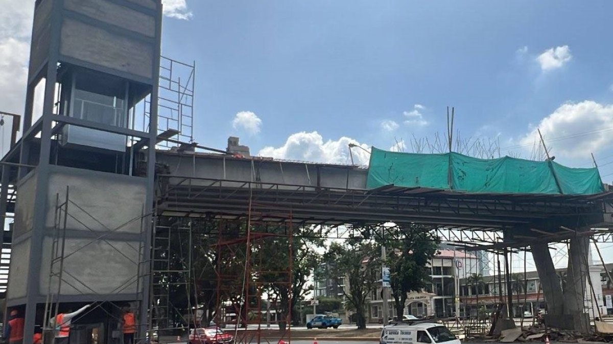 Paso peatonal en construcción.