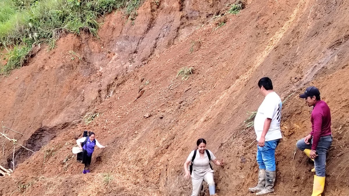 Travesía. Habitantes de Pacayacu caminan por sendero improvisado.