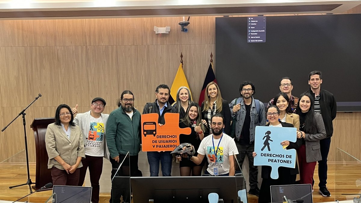 Integrantes de la Coalición por la Movilidad llegaron a la sesión del Concejo del 18 de febrero.