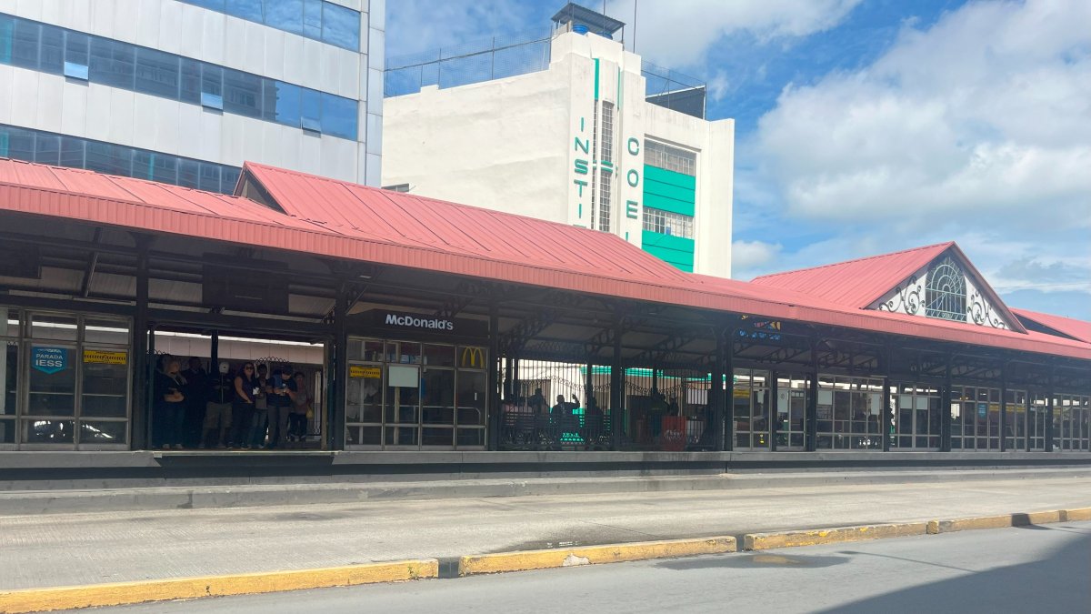 En la parada de la Metrovía de la Caja del Seguro hay daños en las puertas que siguen sin ser solucionados.