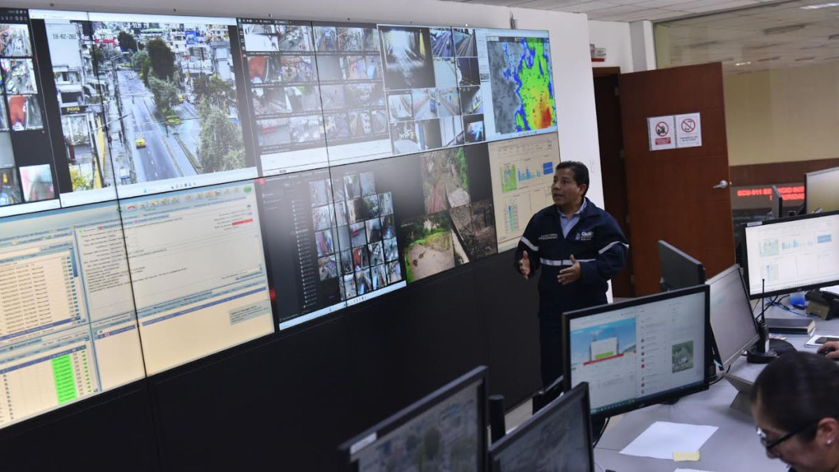Carlos Proaño, técnico del COE, muestra el monitoreo a la quebrada El Tejado, en La Comuna.