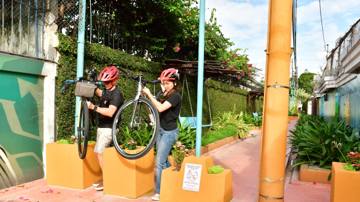 Espacio público. Uno de los cuestionamientos de algunos vecinos es la instalación de bloqueos en las peatonales, en un intento de mejorar la seguridad, pero otros lo rechazan.