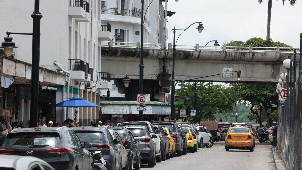 Problemática. La ciudadanía exige que se designen espacios para parquear vehículos y que no se acumulen en los costados de las vías del centro.
