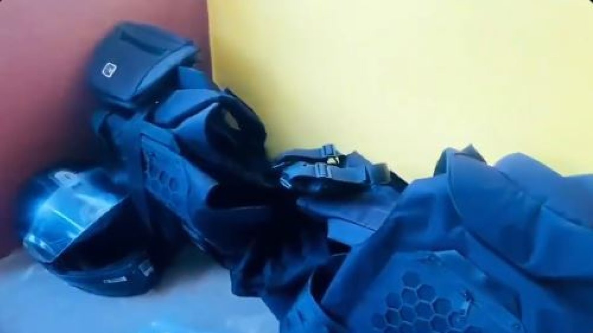 Policía allana vivienda en Guamaní y encuentra armas, uniformes policiales y drogas.