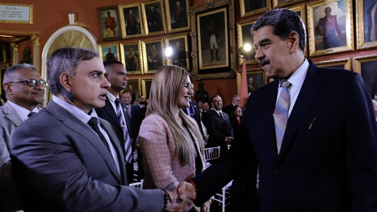 Caracas. El presidenteNicolás Maduro y el fiscal general, Tarek William, a cargo de comisión para la reforma.