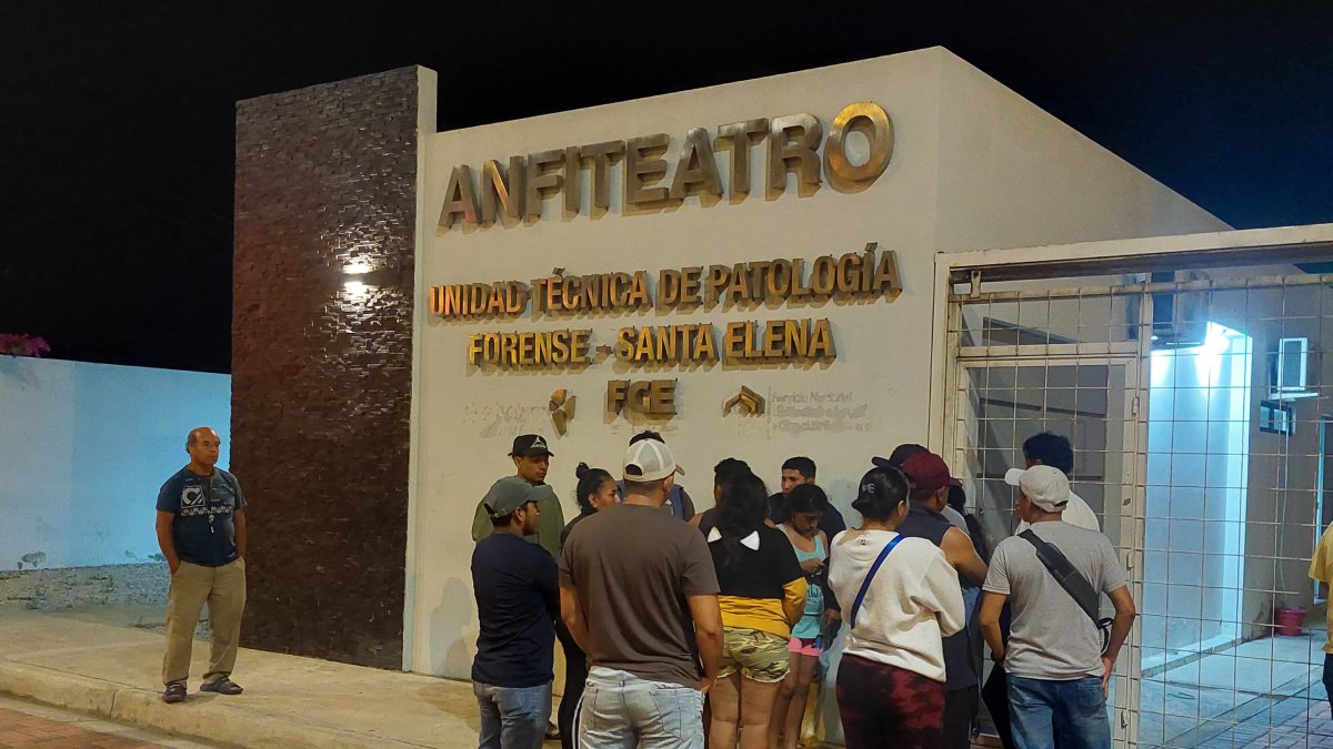 Familiares de los fallecidos acudieron al anfiteatro provincial para obtener información de ellos.