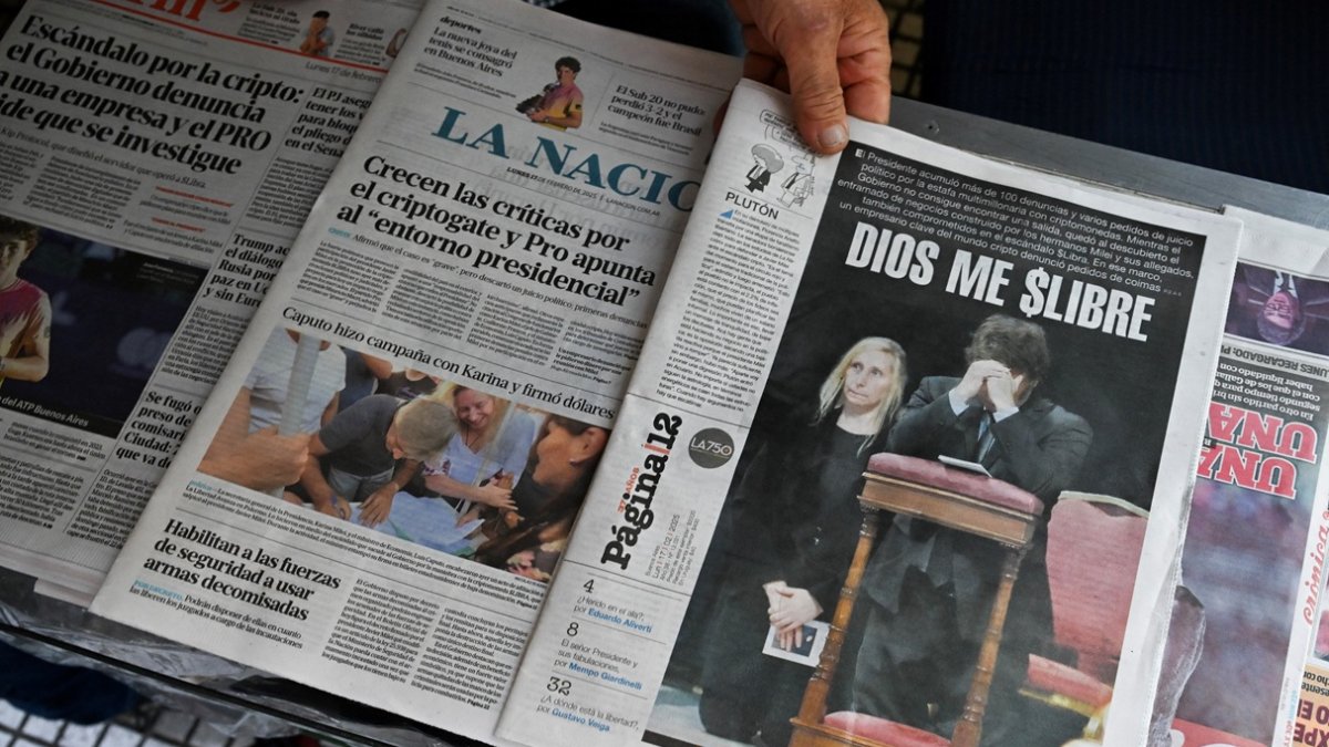 Vista de las portadas de los periódicos argentinos que destacan el escándalo del 'criptofiasco'.