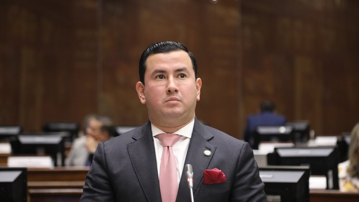 Ferdinan Álvarez (ADN) presentó la moción del cambio en el orden del día.