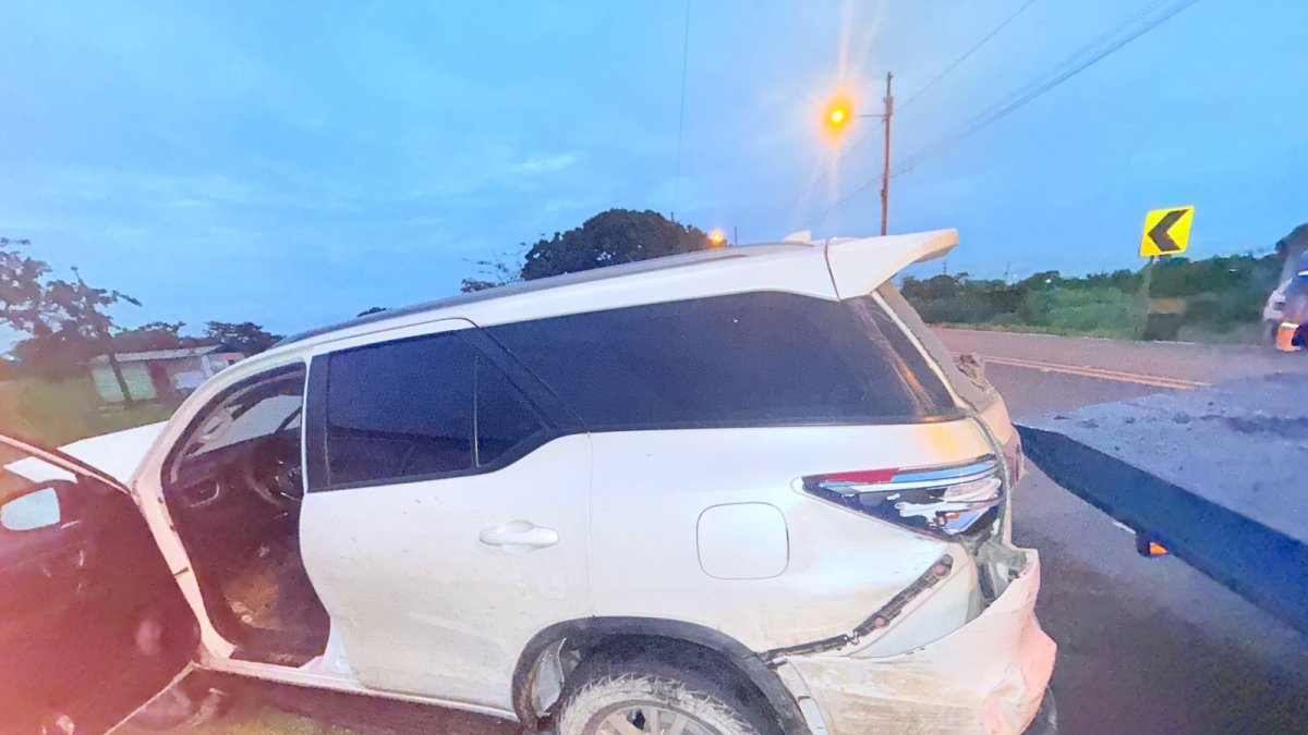 Vehículo de la conductora que causó daños.