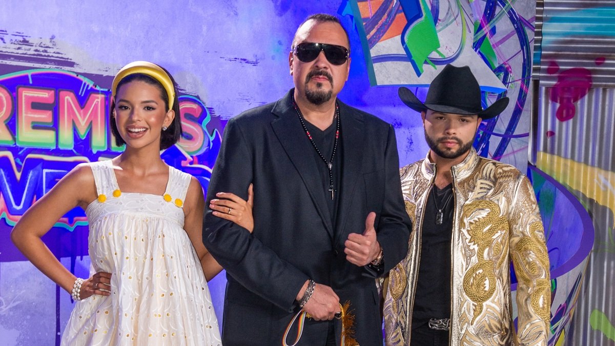 Fotografía de archivo en la que se registró al cantante mexicano-estadounidense Pepe Aguilar (c), en medio de sus hijos Leonardo (d) y Ángela (i), en Coral Gables (Florida, EE.UU.).