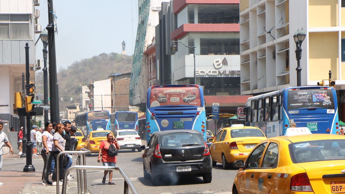 Aquiles Álvarez asegura que hay sobreoferta de buses urbanos.