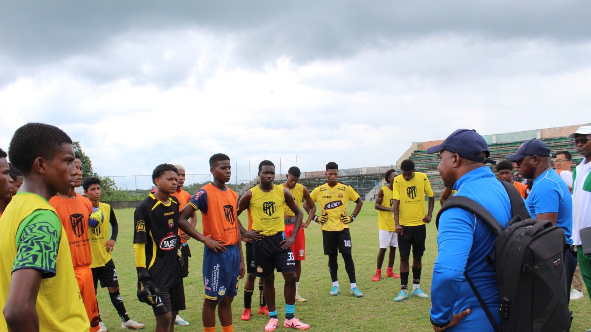 Juan Madruñero Morales, hijo de El Baby Madruñero, es uno de los tres cazatalentos locales que acude a Quinindé.