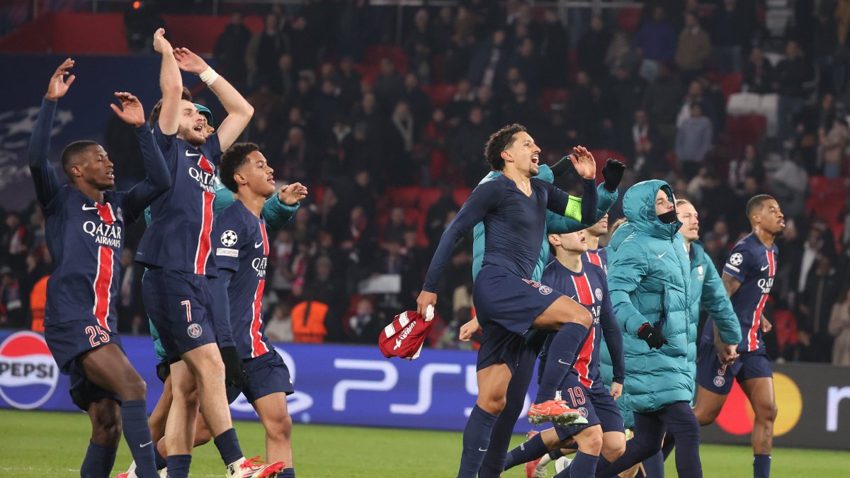 Jugadores de París Sain-Germain festejan con su hinchada luego de la goleada 7-0 a Brest en Champions League