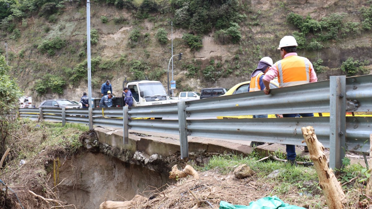 Obra.  La Epmmop realizó trabajos para reforzar la estabilidad del talud con el fin de prevenir la erosión y redirección de agua en la cuneta vial.