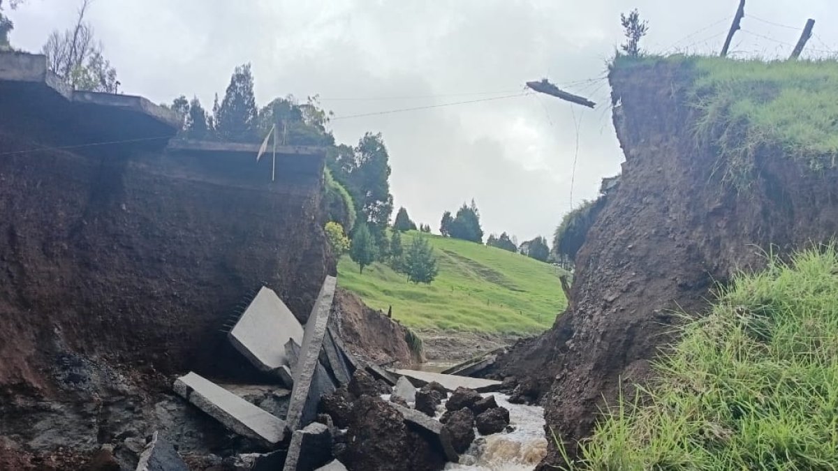 Los vehículos deberán transitar por la vía alterna.