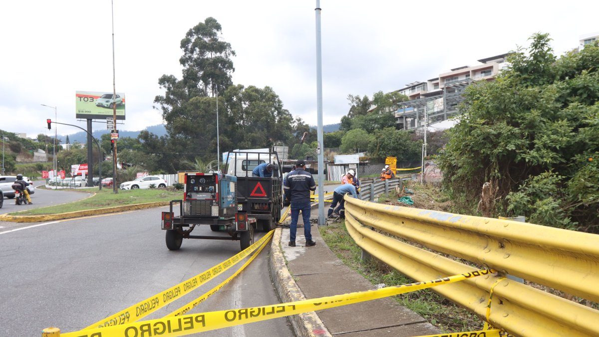 Trabajos de limpieza en la quebrada El Tejar en Cumbayá