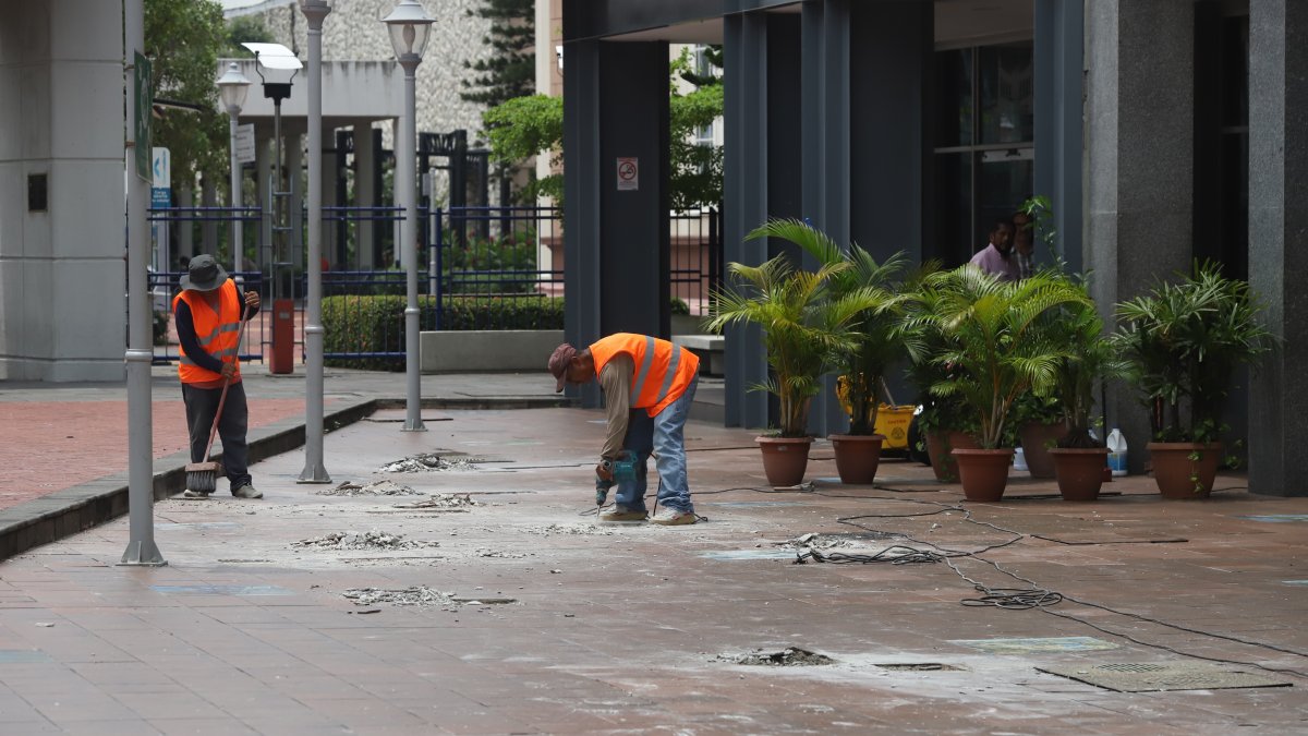 Turismo. En las vías peatonales que conducen al Palacio de Cristal ya se inició el retiro de las baldosas trizadas. Se está preparando el terreno para colocar las nuevas.