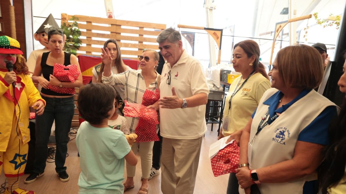 Actividad. La Balandra, restaurante de mariscos en Mercado del Río, brindó una mañana llena de juegos y sorpresas a niños atendidos en SOLCA.