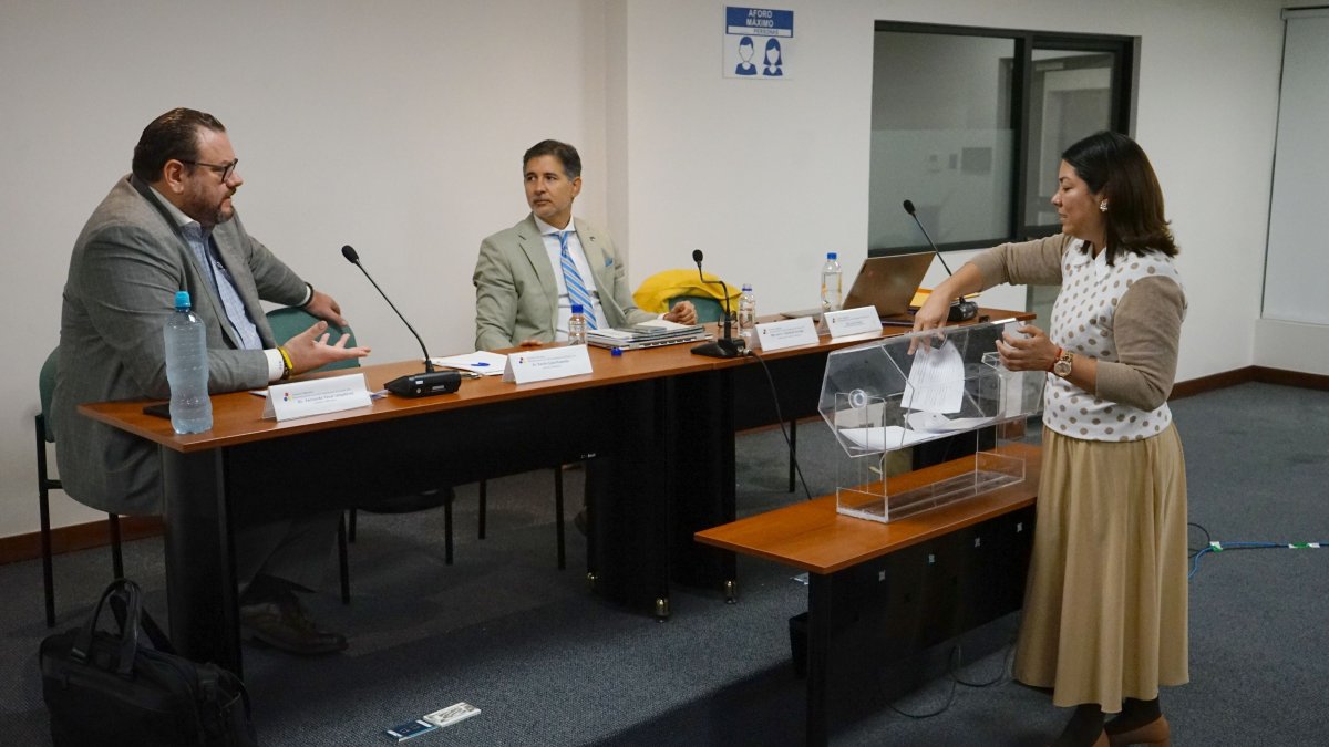 Juan Izquierdo (d) preside la Comisión Calificadora del proceso.