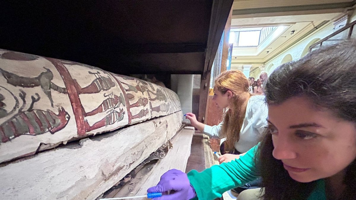 Emma Paolin, investigadora de la Universidad de Liubliana (en la parte trasera) y Cecilia Bembibre, profesora del University College London  toman muestras con fines de análisis microbiológico. 