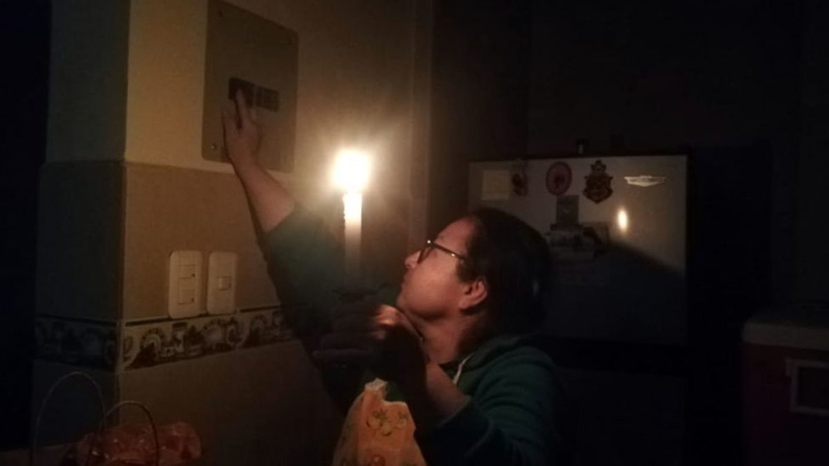 Referencial. Un corte de luz sorprendió a los habitantes del Valle de Los Chillos por un accidente de tránsito