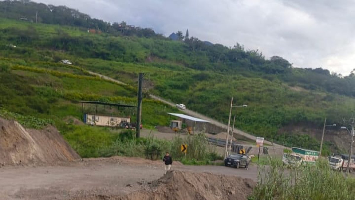 Un socavón en el kilómetro 66 de la vía Cuenca- Girón- Pasaje provocó que colapse la mesa de rodadura.