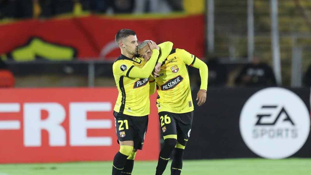 Joaquín Valiente (i) y Byron Castillo de Barcelona celebran un gol en un partido de la segunda ronda de la Copa Libertadores entre El Nacional y Barcelona SC.