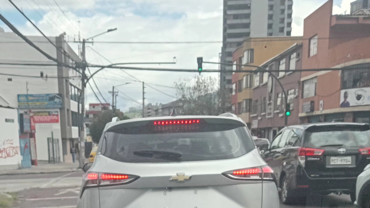 El 14 de febrero del 2025, un usuario en X (@PatricioCa83456) denunció que en Quito circulan vehículos sin placas.